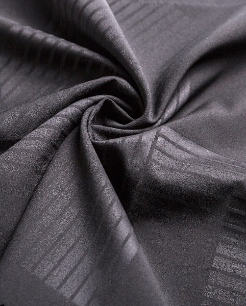 Jaką rolę pełni osnowa i wątek w ogólnej strukturze tkaniny?